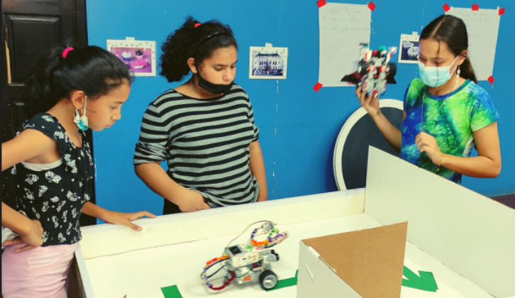 5 ways online coding program draws more girls to STEM